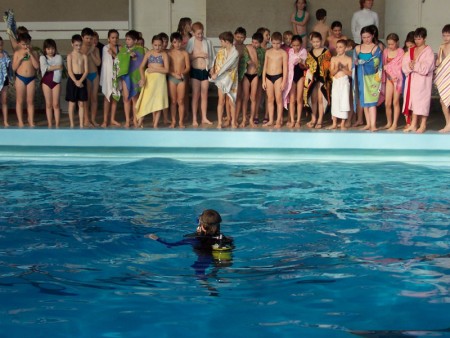 tréner vysvetľuje ako sa ponára s kyslíkovou bombou